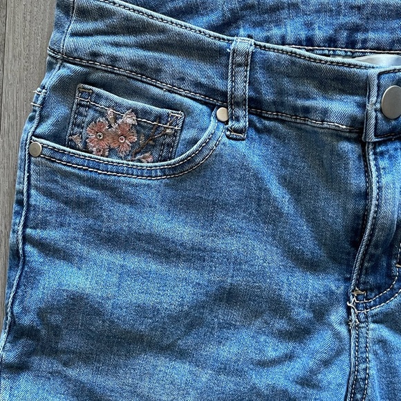 Christopher & Banks Straight Leg Jeans with Floral Embroidery Women’s size 4 - Picture 7 of 15